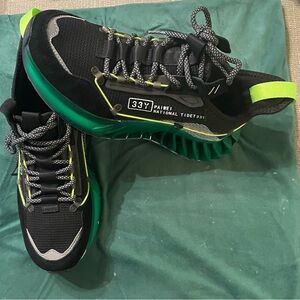 33Y Paiwei National Tidet Black and Green Men’s/Woman’s Sneakers NWOT